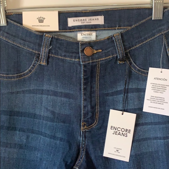 🆕High Rise Distressed Jeans - Picture 4 of 4